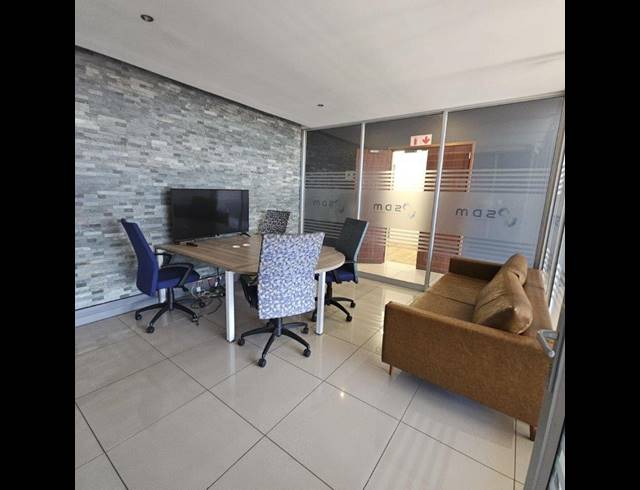 1,371M² BUILDING TO LET IN DIE HOEWES